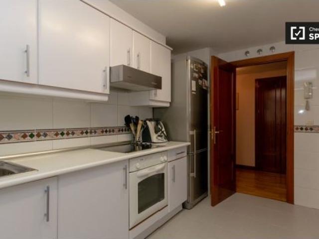 Se alquila habitación en apartamento de 3 dormitorios en Vicálvaro, Madrid