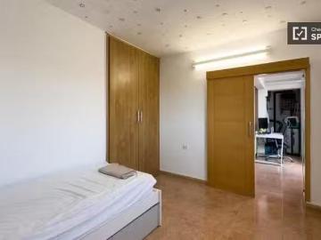 Se alquila habitación en apartamento de 3 dormitorios en Barce.