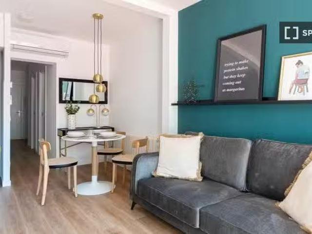 Se alquila habitación en apartamento de 3 dormitorios en Barce.