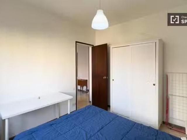 Se alquila habitación en apartamento de 3 dormitorios en Barce.