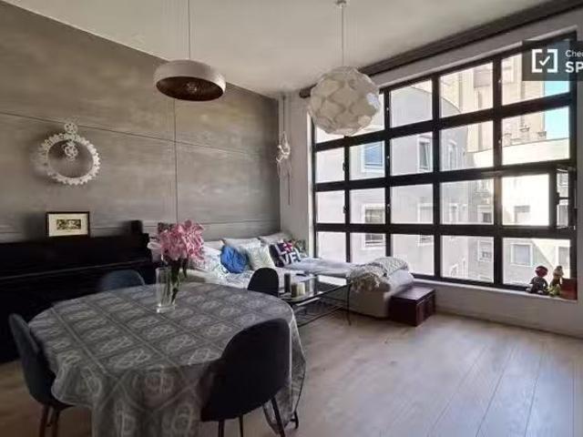Se alquila habitación en apartamento de 3 dormitorios en Barce.
