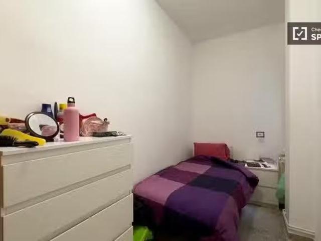 Se alquila habitación en apartamento de 3 dormitorios en Barce.