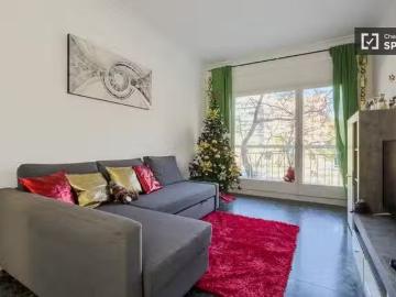 Se alquila habitación en apartamento de 3 dormitorios en Barce.