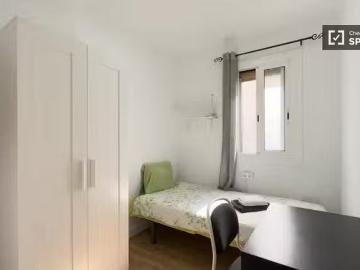 Se alquila habitación en apartamento de 3 dormitorios en Barce.