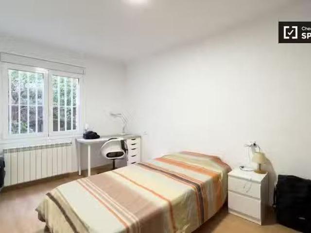 Se alquila habitación en apartamento de 3 dormitorios en Barce.