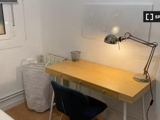 Se alquila habitación en apartamento de 3 dormitorios en Barce.