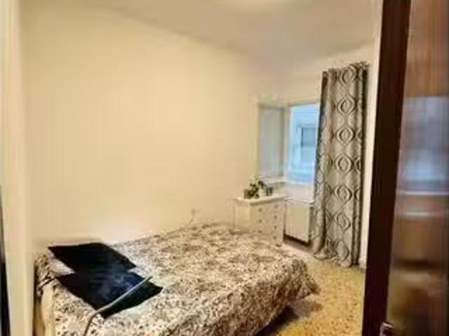 Se alquila habitación en apartamento de 3 dormitorios en Barce.
