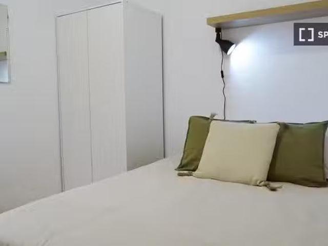 Se alquila habitación en apartamento de 3 dormitorios en Barce.