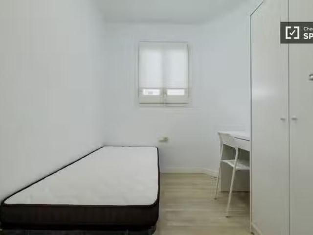 Se alquila habitación en apartamento de 3 dormitorios en Barce.
