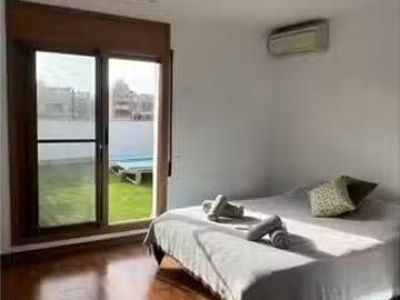 Se alquila habitación en apartamento de 3 dormitorios en Barce.