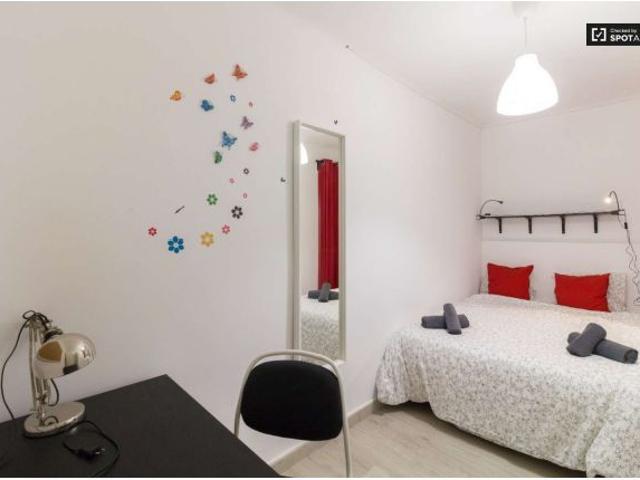 Se alquila habitación en apartamento de 3 dormitorios en Barcelona