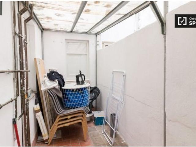Se alquila habitación en apartamento de 3 dormitorios en Barcelona