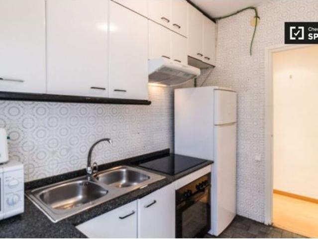 Se alquila habitación en apartamento de 3 dormitorios en Barcelona