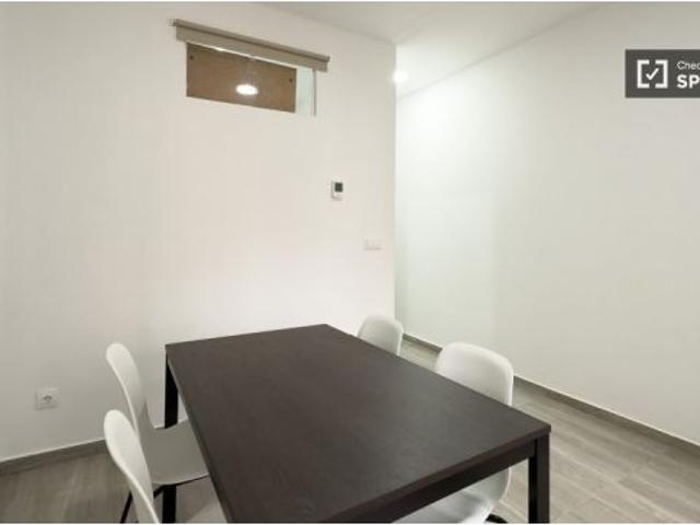 Se alquila habitación en apartamento de 3 dormitorios en Barcelona