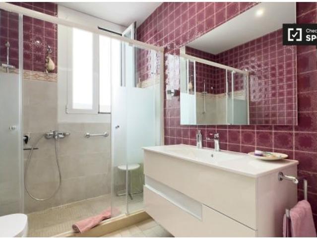Se alquila habitación en apartamento de 3 dormitorios en Barcelona