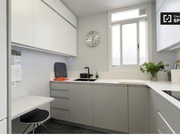 Se alquila habitación en apartamento de 3 dormitorios en Barcelona