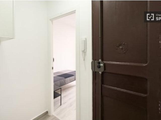 Se alquila habitación en apartamento de 3 dormitorios en Barcelona