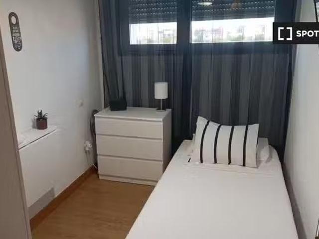Se alquila habitación en apartamento de 3 dormitorios en Carab.
