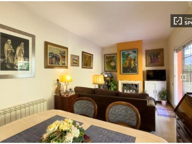 Se alquila habitación en apartamento de 3 dormitorios en Gràcia