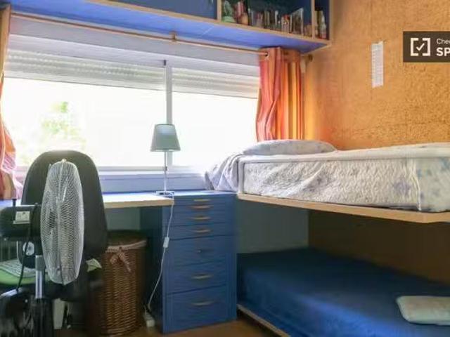 Se alquila habitación en apartamento de 3 dormitorios en Madrid