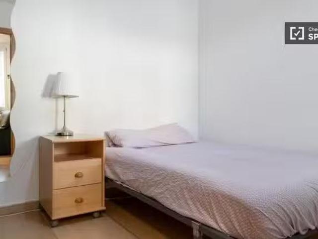 Se alquila habitación en apartamento de 3 dormitorios en Madrid