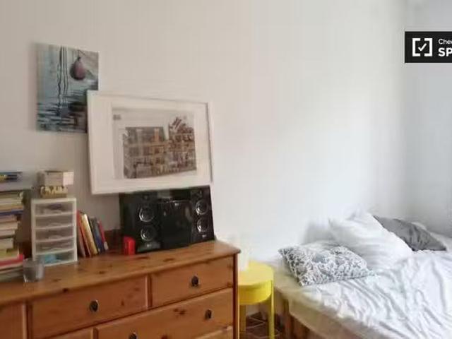 Se alquila habitación en apartamento de 3 dormitorios en Sants.