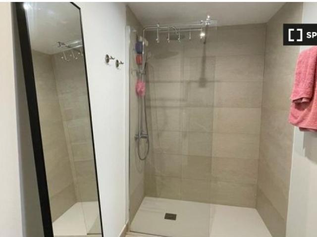 Se alquila habitación en apartamento de 3 habitaciones en Bons Aires
