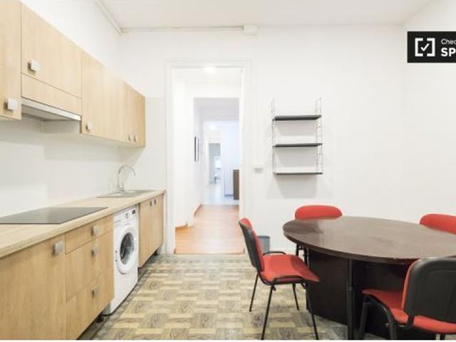 Se alquila habitación en apartamento de 11 dormitorios, cerca del Mercado de La Boqueria en Barri Gò