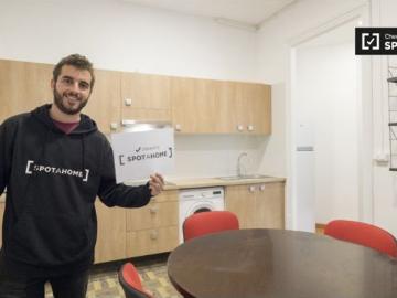 Se alquila habitación en apartamento de 11 dormitorios, cerca del Mercado de La Boqueria en Barri Gò