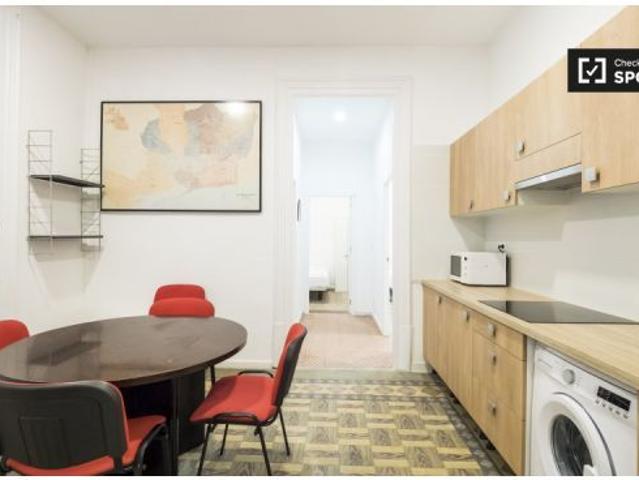 Se alquila habitación en apartamento de 11 dormitorios, cerca del Mercado de La Boqueria en Barri Gò