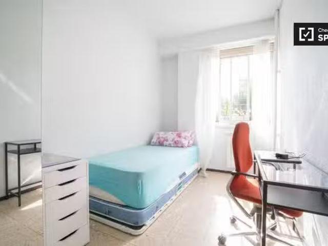 Se alquila habitación en apartamento de 2 dormitorios en Tetuá.