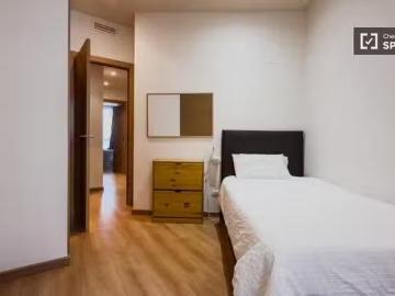 Se alquila habitación en apartamento de 2 dormitorios en Barce.