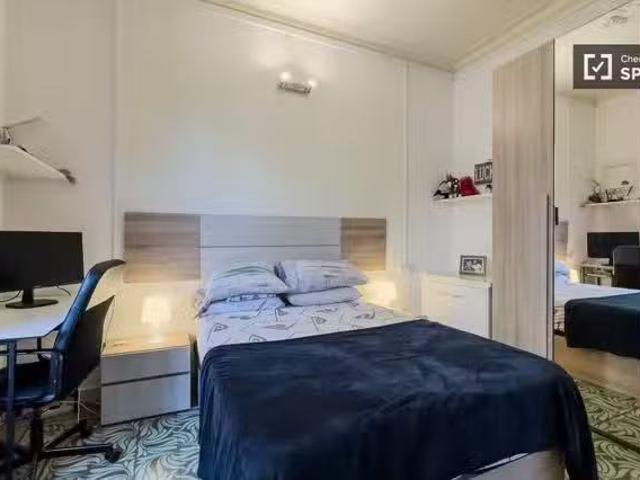 Se alquila habitación en apartamento de 2 dormitorios en Barce.