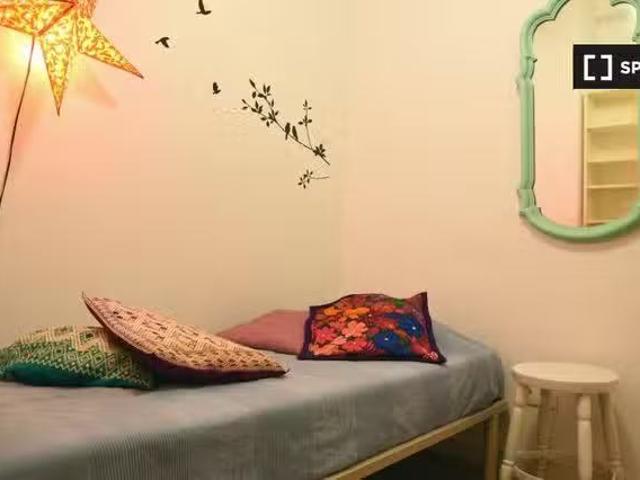 Se alquila habitación en apartamento de 2 dormitorios en Barce.