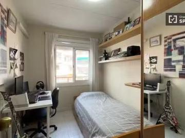 Se alquila habitación en apartamento de 2 dormitorios en Barce.