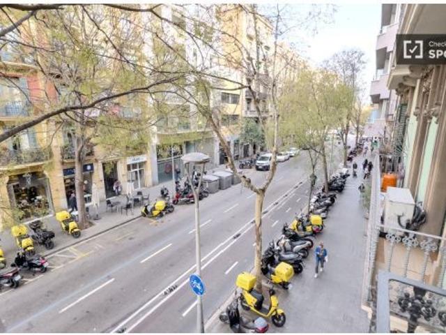 Se alquila habitación en apartamento de 2 dormitorios en Barcelona