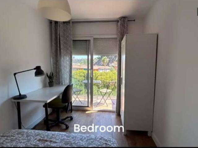 Se alquila habitación en apartamento de 2 dormitorios en Barcelona