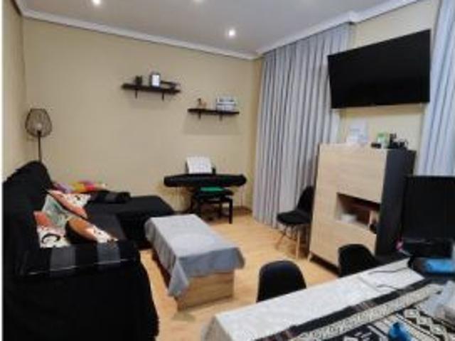 Se alquila habitación en apartamento de 2 dormitorios en Delicias