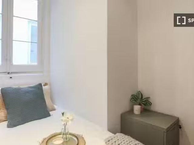Se alquila habitación en apartamento de 7 dormitorios en La La.
