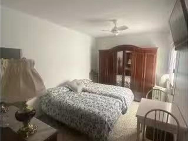 Se alquila habitación en apartamento de 4 dormitorios