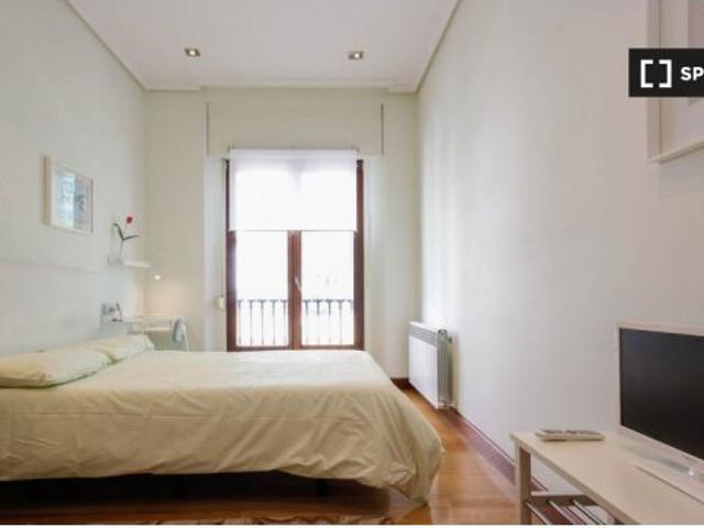 Se alquila habitación en apartamento de 4 dormitorios en Abando e Indautxu