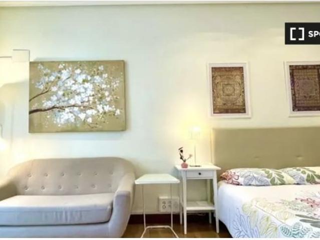 Se alquila habitación en apartamento de 4 dormitorios en Abando e Indautxu