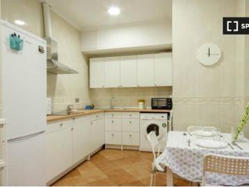 Se alquila habitación en apartamento de 4 dormitorios en Abando e Indautxu