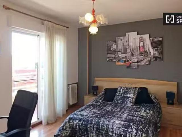 Se alquila habitación en apartamento de 4 dormitorios en Alcal.