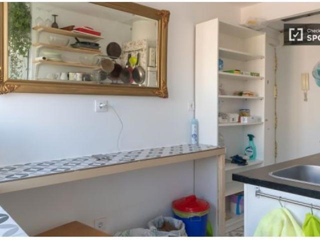 Se alquila habitación en apartamento de 4 dormitorios en Aluche