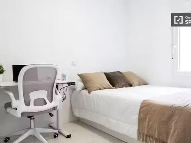 Se alquila habitación en apartamento de 4 dormitorios en Getaf.