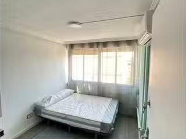 Se alquila habitación en apartamento de 4 dormitorios en Getaf.