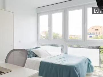 Se alquila habitación en apartamento de 4 dormitorios en Getaf.