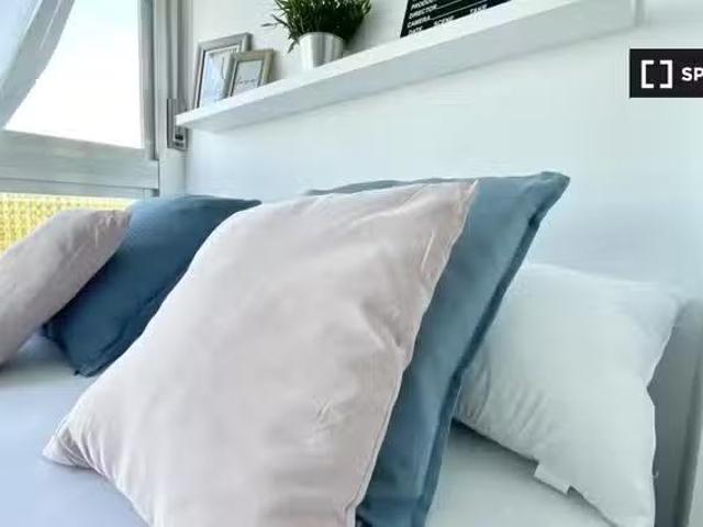 Se alquila habitación en apartamento de 4 dormitorios en Getaf.