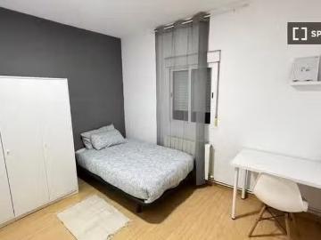 Se alquila habitación en apartamento de 4 dormitorios en Getaf.